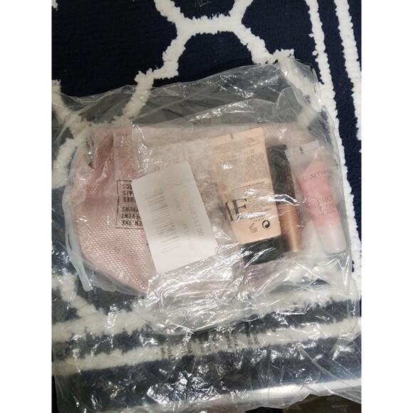 Lancome Body creme, Mascara parfum, lip gloss with free pouch NEW - Picture 2 of 3